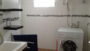 Douche, sèche-cheveux, bidet, serviettes fournies