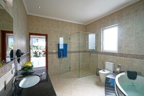 Shower, hair dryer, towels, soap - Luxurious, quiet, private Pool-Villa Jasmine, 7/7 housekeeper/butler (Phuket)