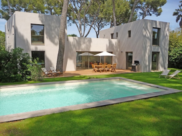 A heated pool - CHARMING LUXURY VILLA 200m2 in unspoiled nature 3000m2 near the Garoupe (Antibes)