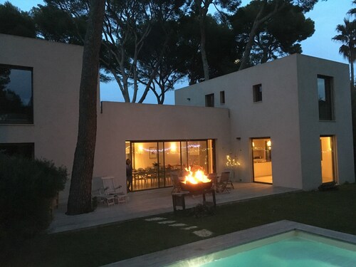 CHARMING LUXURY VILLA 200m2 in unspoiled nature 3000m2 near the Garoupe 