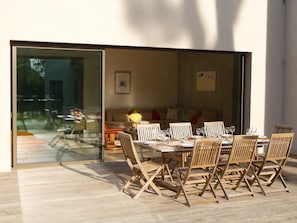 Outdoor dining - CHARMING LUXURY VILLA 200m2 in unspoiled nature 3000m2 near the Garoupe (Antibes)