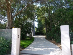 Property grounds - CHARMING LUXURY VILLA 200m2 in unspoiled nature 3000m2 near the Garoupe (Antibes)