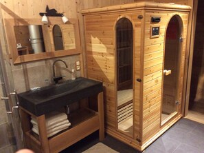 Bañera con ducha, secador de pelo, toallas