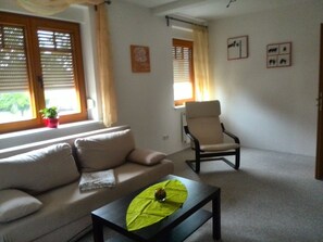 Smart TV, DVD player - Apartment in the countryside in a small town in the south of Leipzig for up to 4 people (Groitzsch)