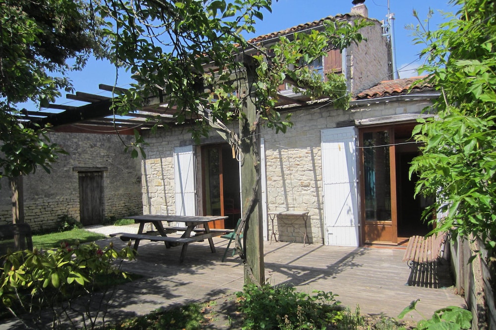 Stone house near La Rochelle and Plage