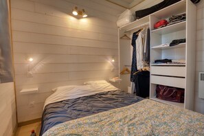 2 bedrooms, iron/ironing board, free WiFi