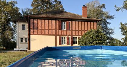 Grande maison familiale avec parc, orangerie, dépendance au calme.