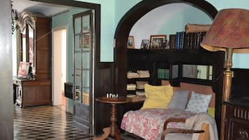 6 bedrooms, desk, iron/ironing board, free WiFi