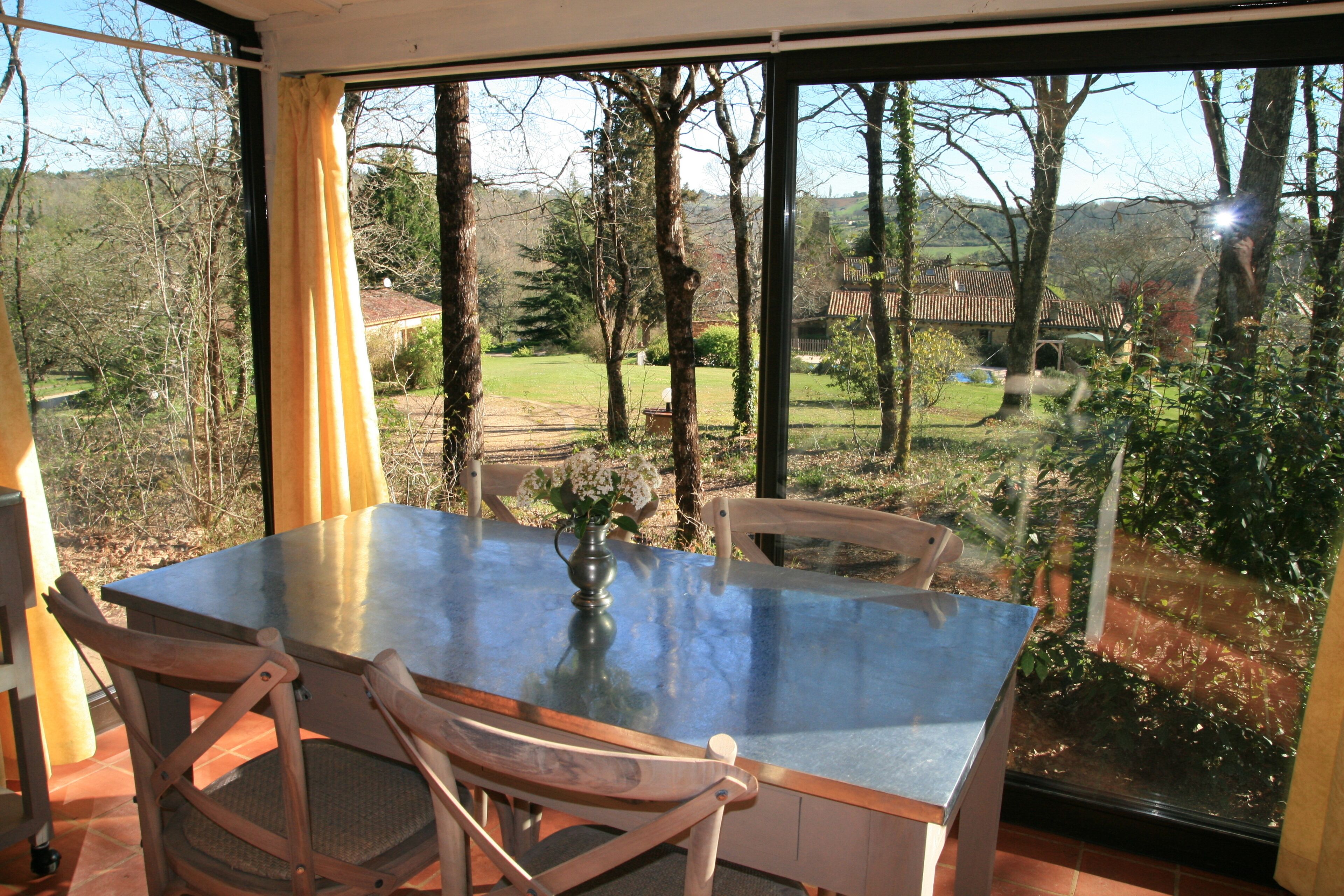 la véranda, vue plongeante sur la piscine et les jardins