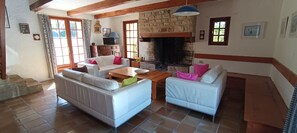 TV, fireplace, DVD player, books