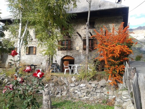 Large house in the mountains, ideal family, near station