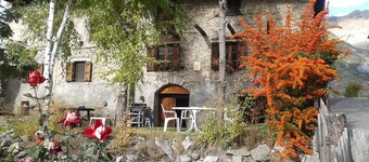 Large house in the mountains, ideal family, near station