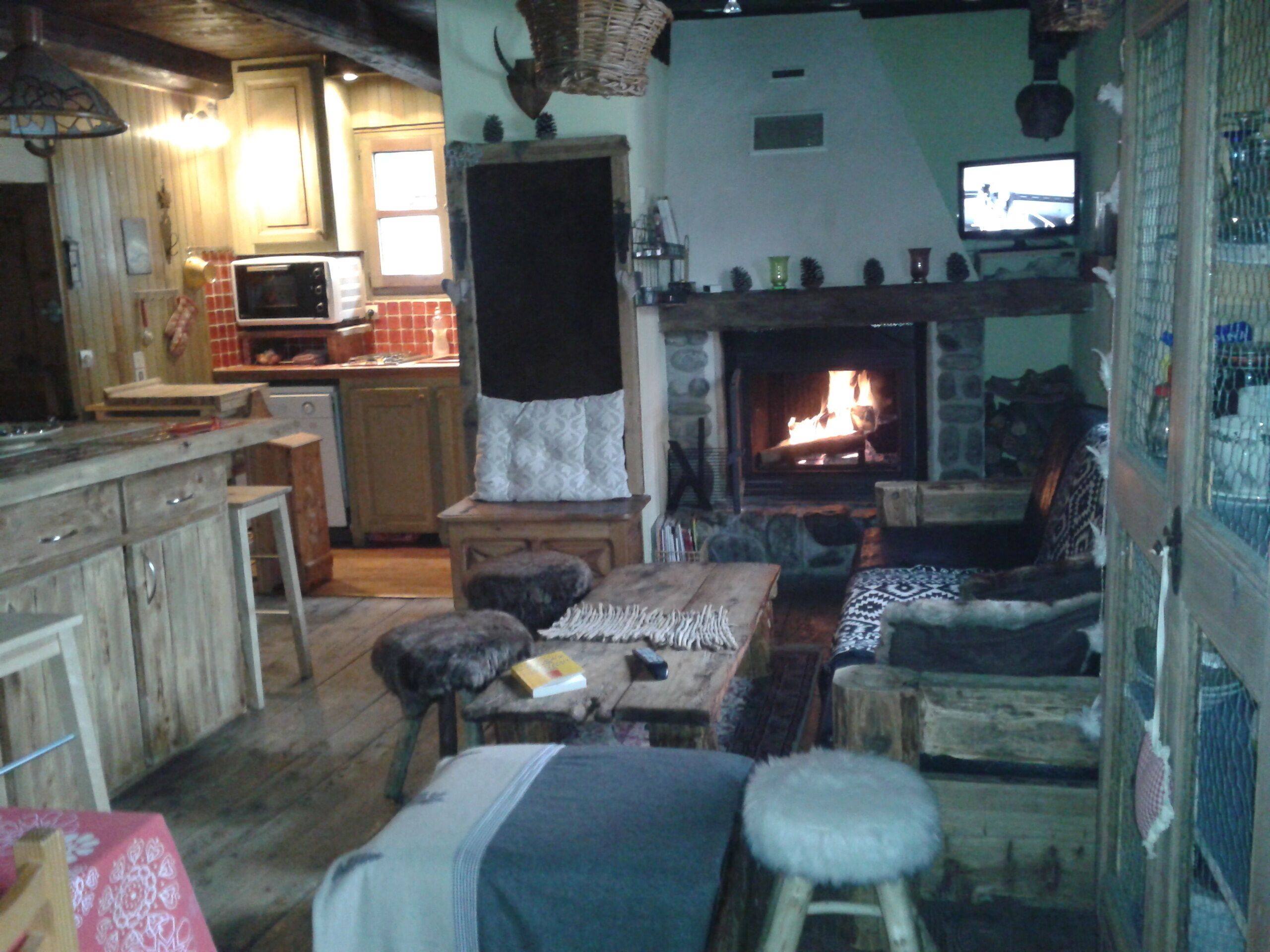 TV connectée, cheminée, lecteur de DVD, livres