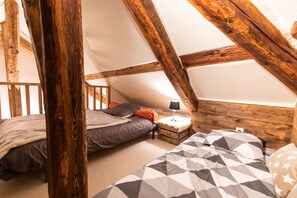 7 habitaciones, tabla de planchar con plancha y cuna de viaje 