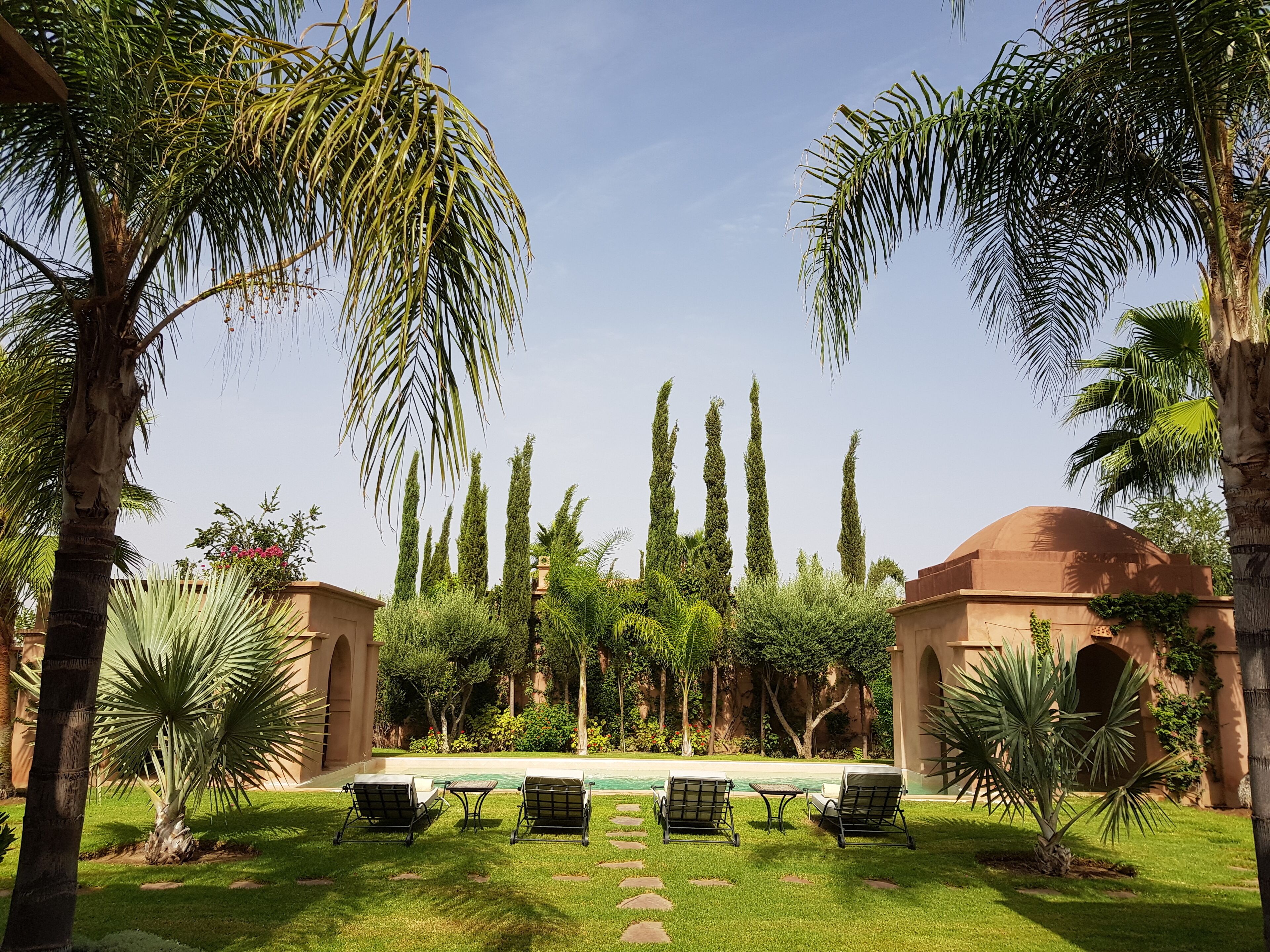 Luxurious Villa: Private garden and swimming pool not overlooked, Housekeeper and Services
