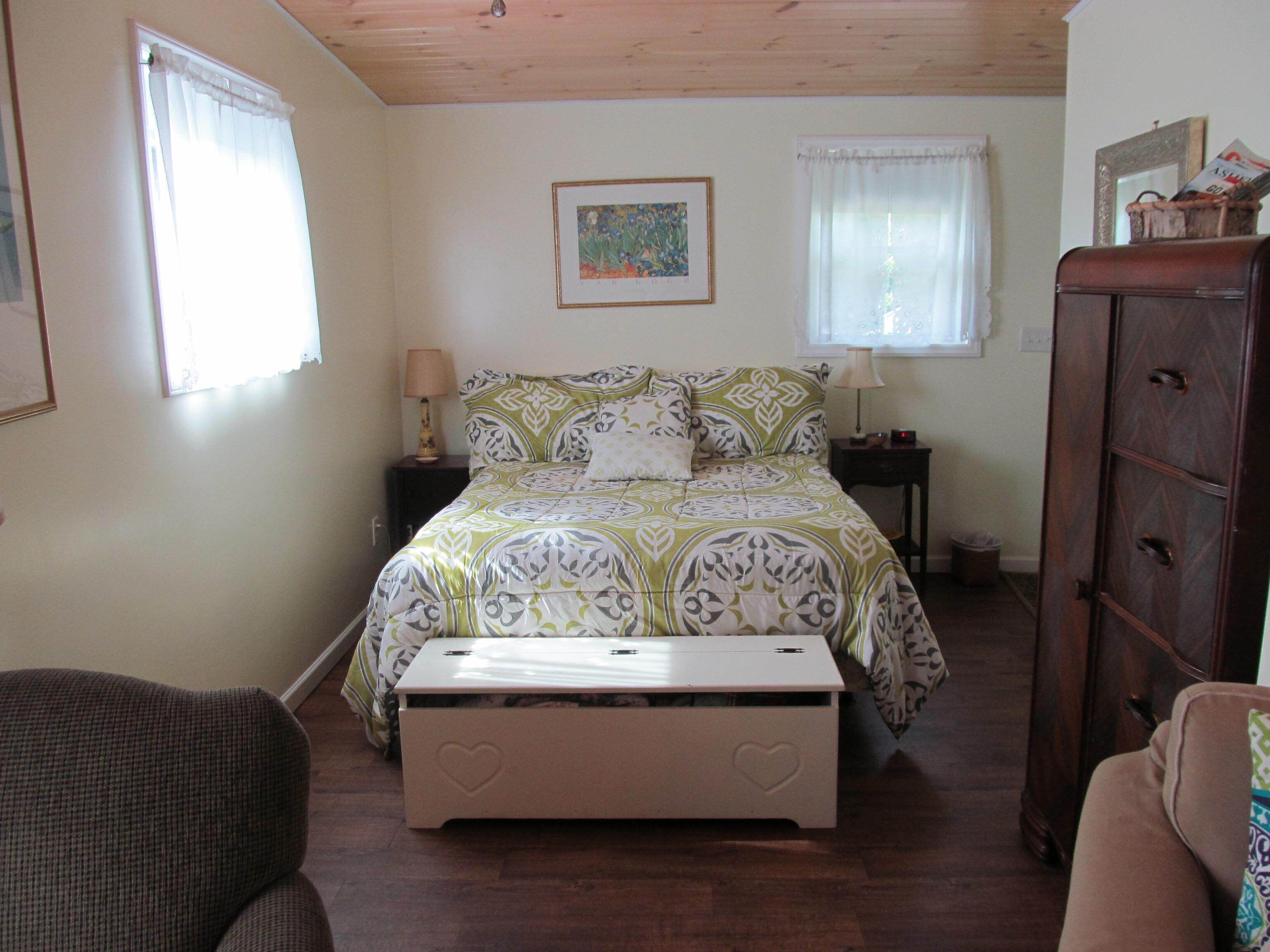 Comfy, dog friendly, 12 miles to downtown Asheville. No cleaning or pet fees!