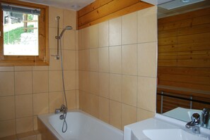 Tina con regadera y toallas 