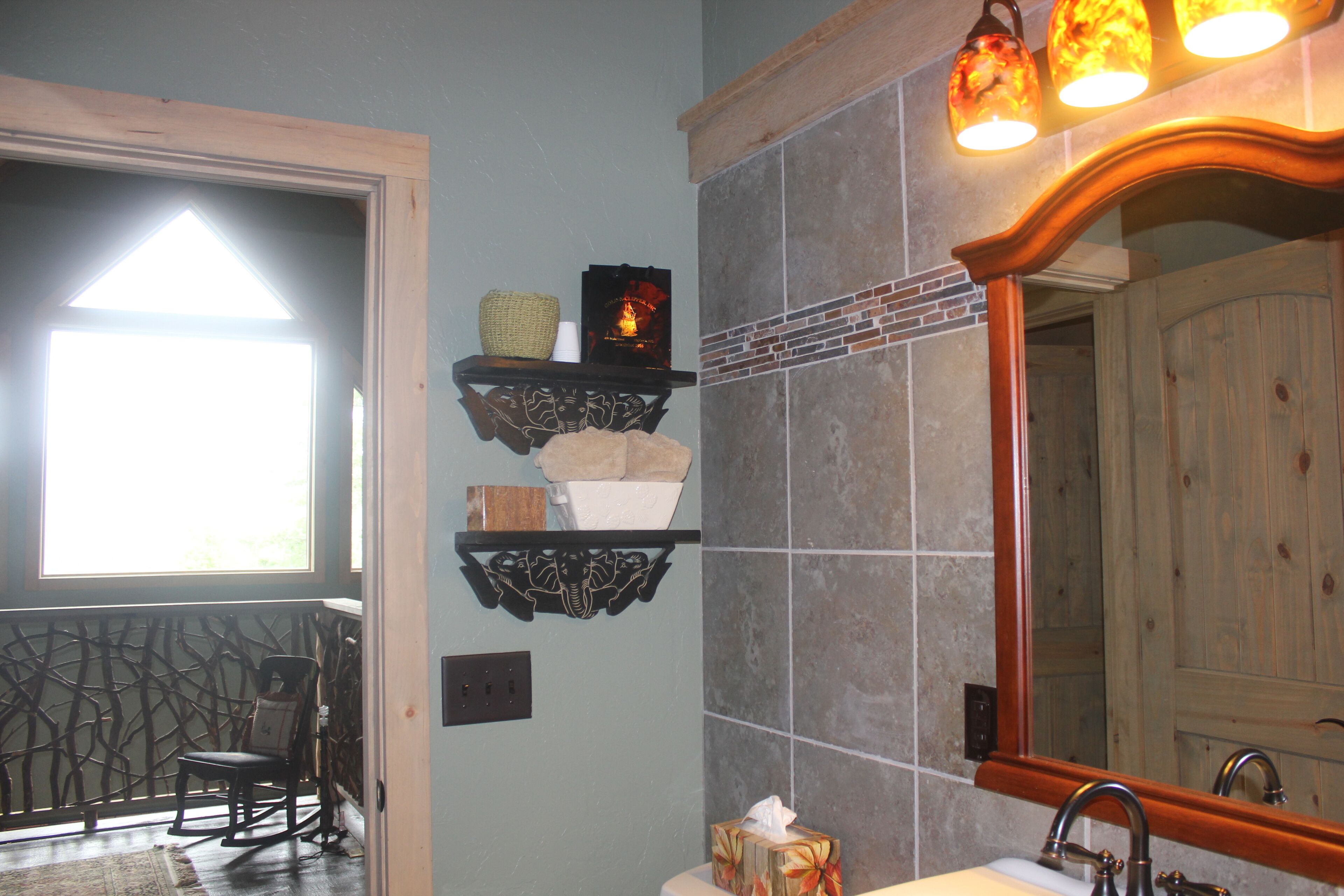 ~Remarkable *HOT TUB* Mountaintop Getaway~ At 3975 Ft!