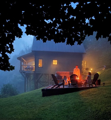 ~Remarkable *HOT TUB* Mountaintop Getaway~ At 3975 Ft!