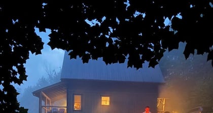 ~Remarkable *HOT TUB* Mountaintop Getaway~ At 3975 Ft!