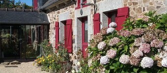 Chambre d'hotes, view of the Château de La Roche Jagu from the Nordic bathing area.