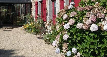 Chambre d'hotes, view of the ChĂąteau de La Roche Jagu from the Nordic bathing area.