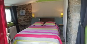 1 bedroom, iron/ironing board, free WiFi, bed sheets - Chambre d'hotes, view of the Château de La Roche Jagu from the Nordic bathing area. (Ploëzal)