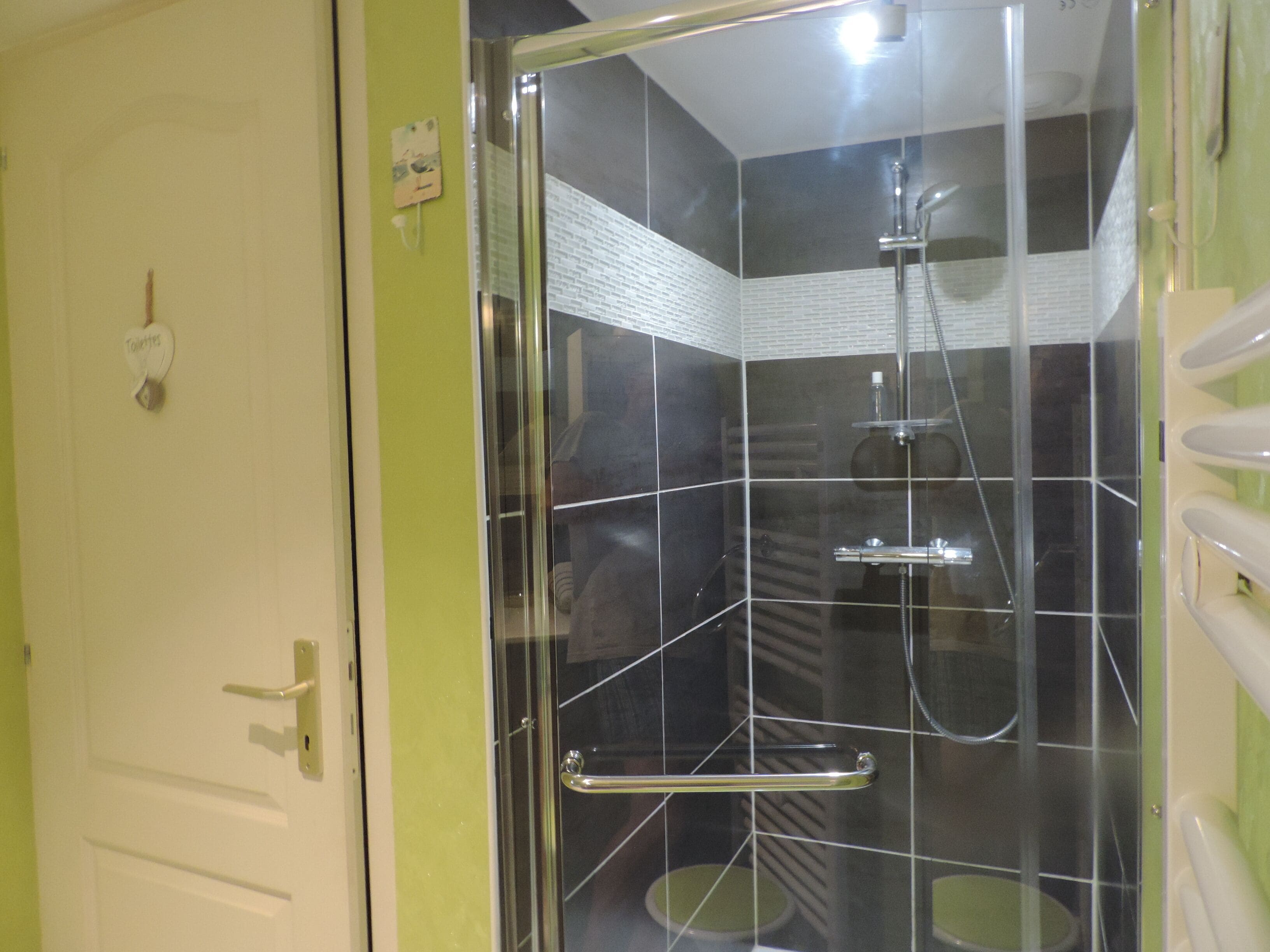 Een douche, een haardroger, handdoeken, zeep