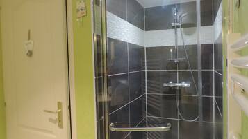 Een douche, een haardroger, handdoeken, zeep