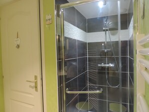 Shower, hair dryer, towels, soap - Chambre d'hotes, view of the Château de La Roche Jagu from the Nordic bathing area. (Ploëzal)