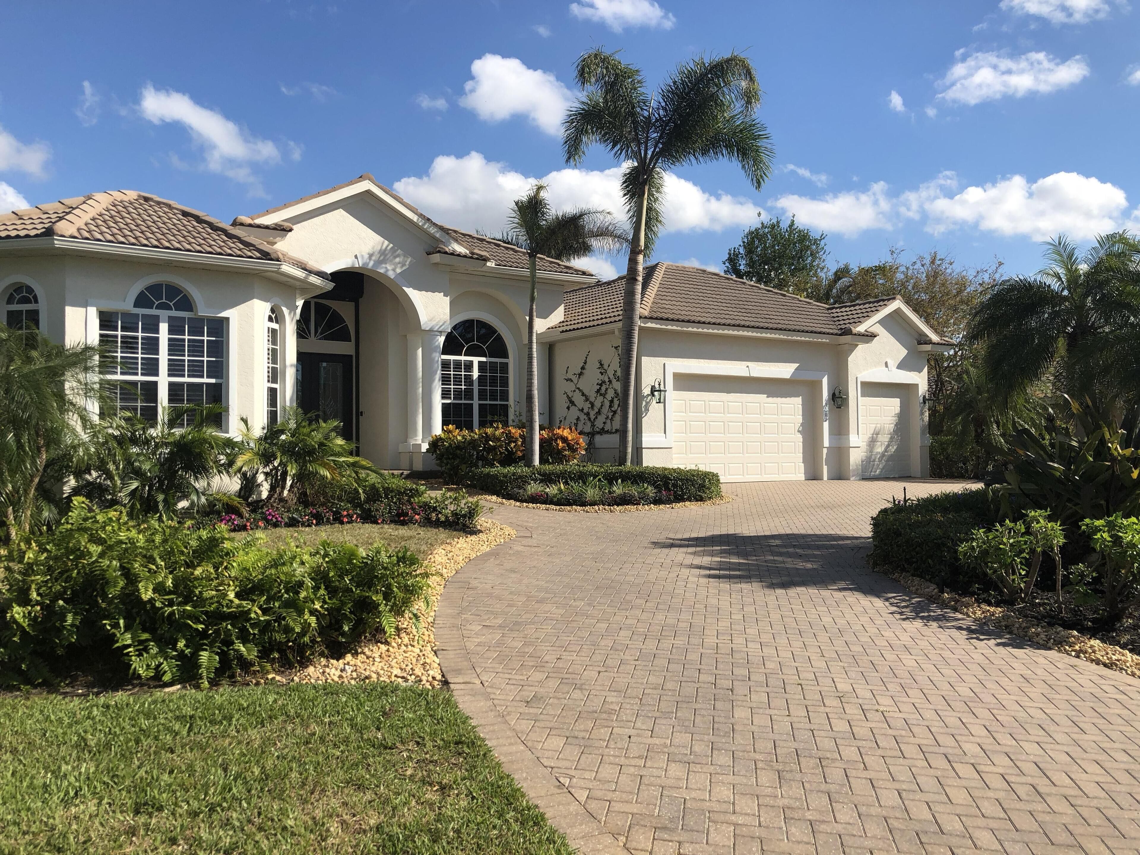  Moorings  - Stunning Luxury Home 4 Bed plus Den, Pool and Spa