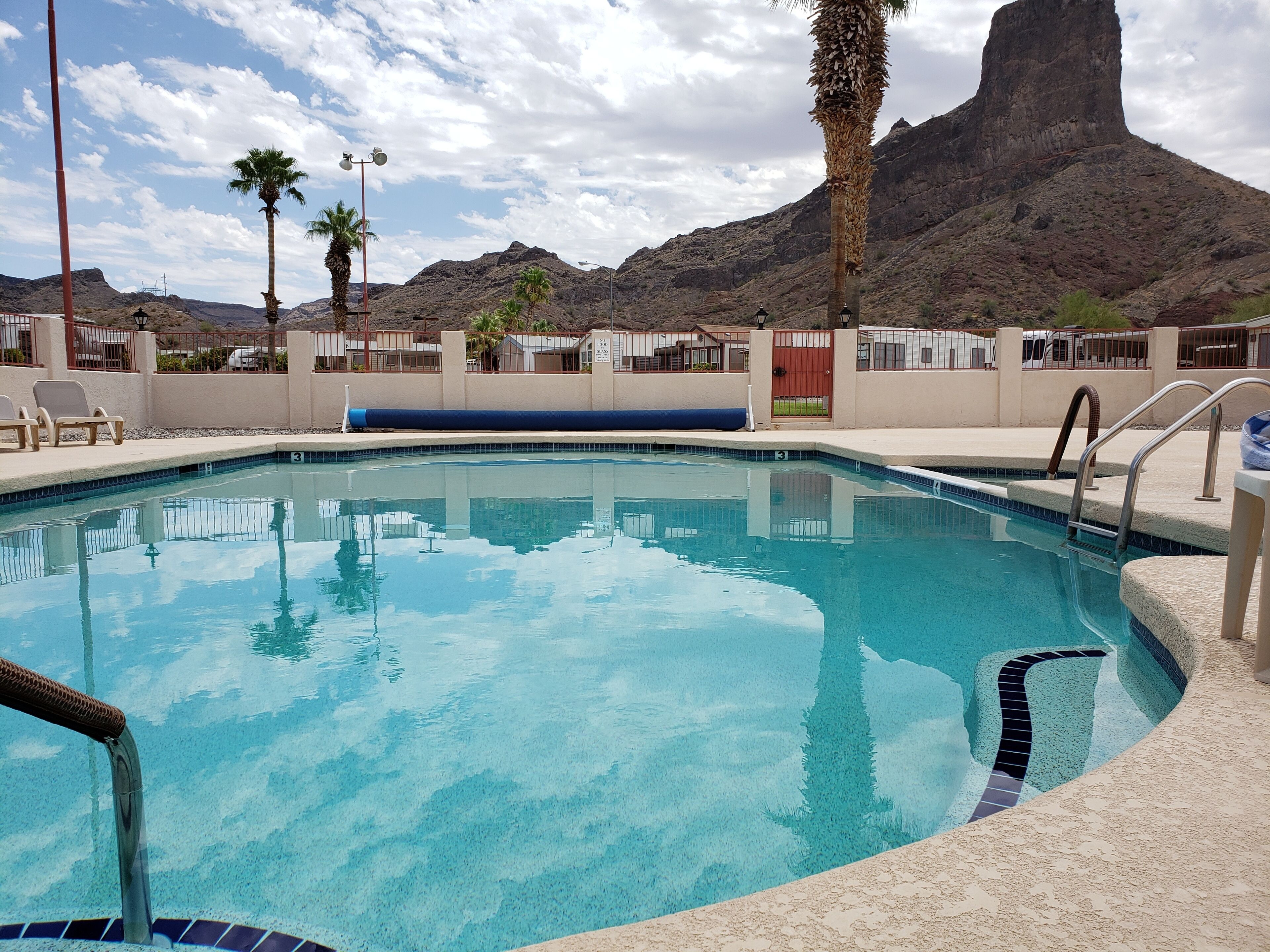 Desert Oasis, Quiet, resort amenities including hot tub! Across from the river.