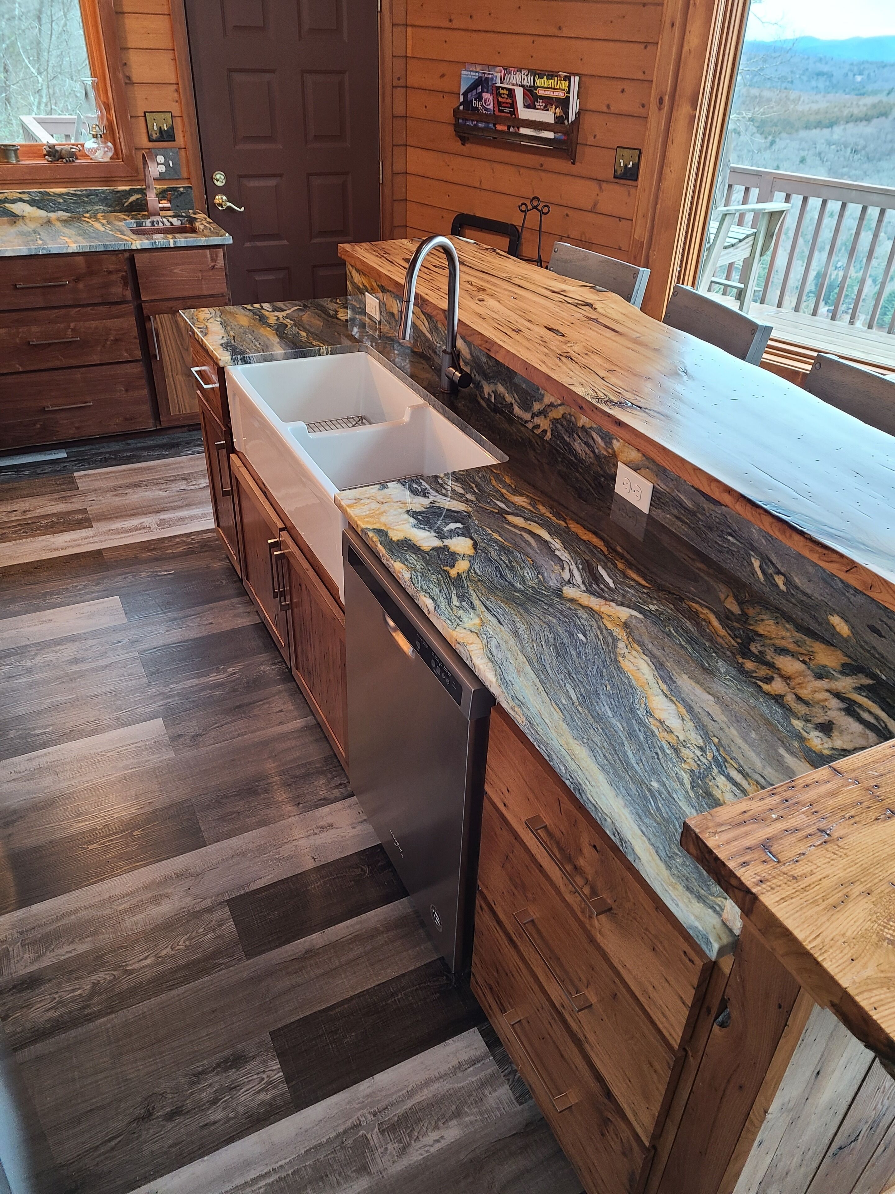 Majestic mountain views. Secluded. Just 15 Minutes from the Lake!