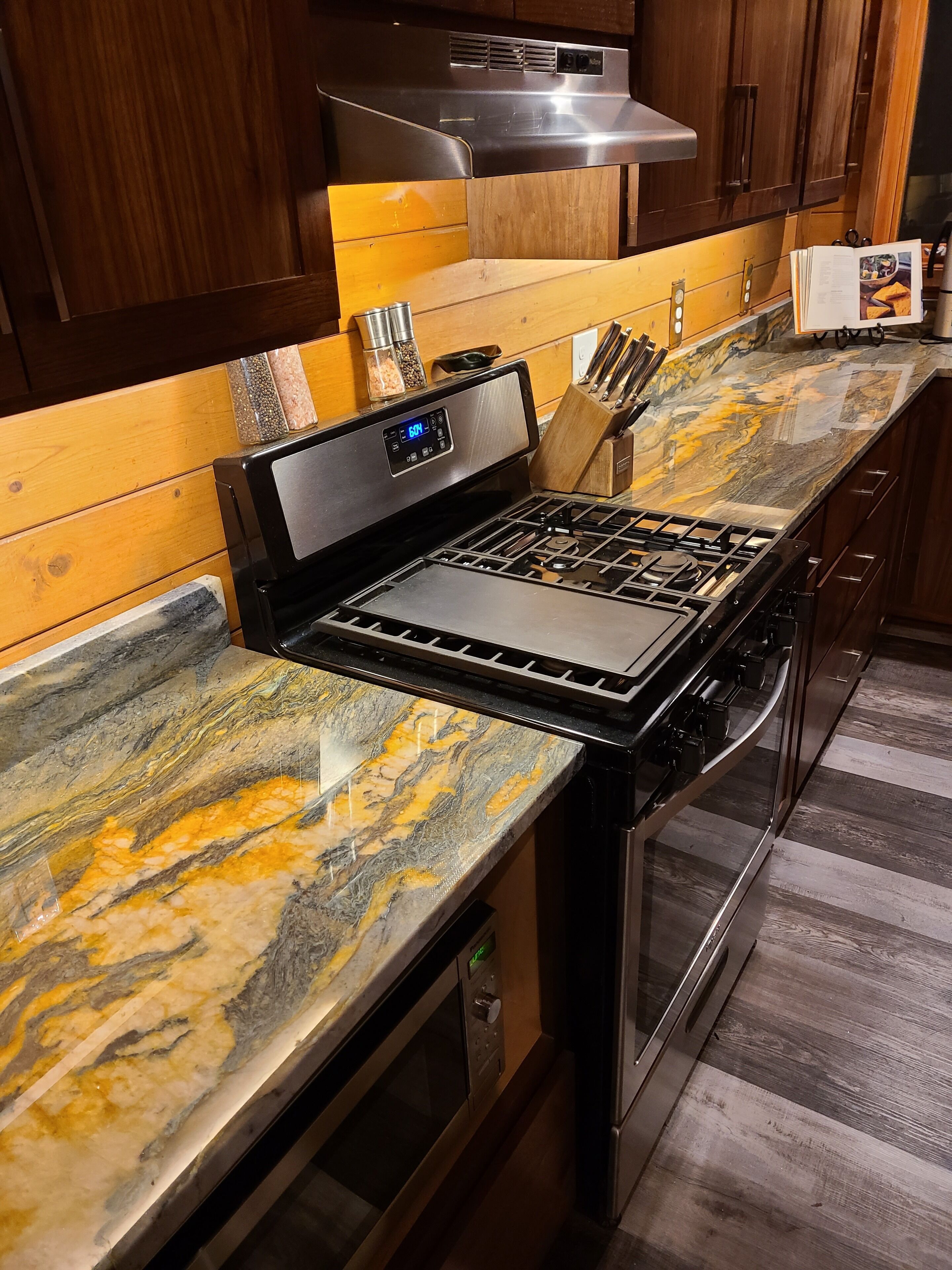 Majestic mountain views. Secluded. Just 15 Minutes from the Lake!