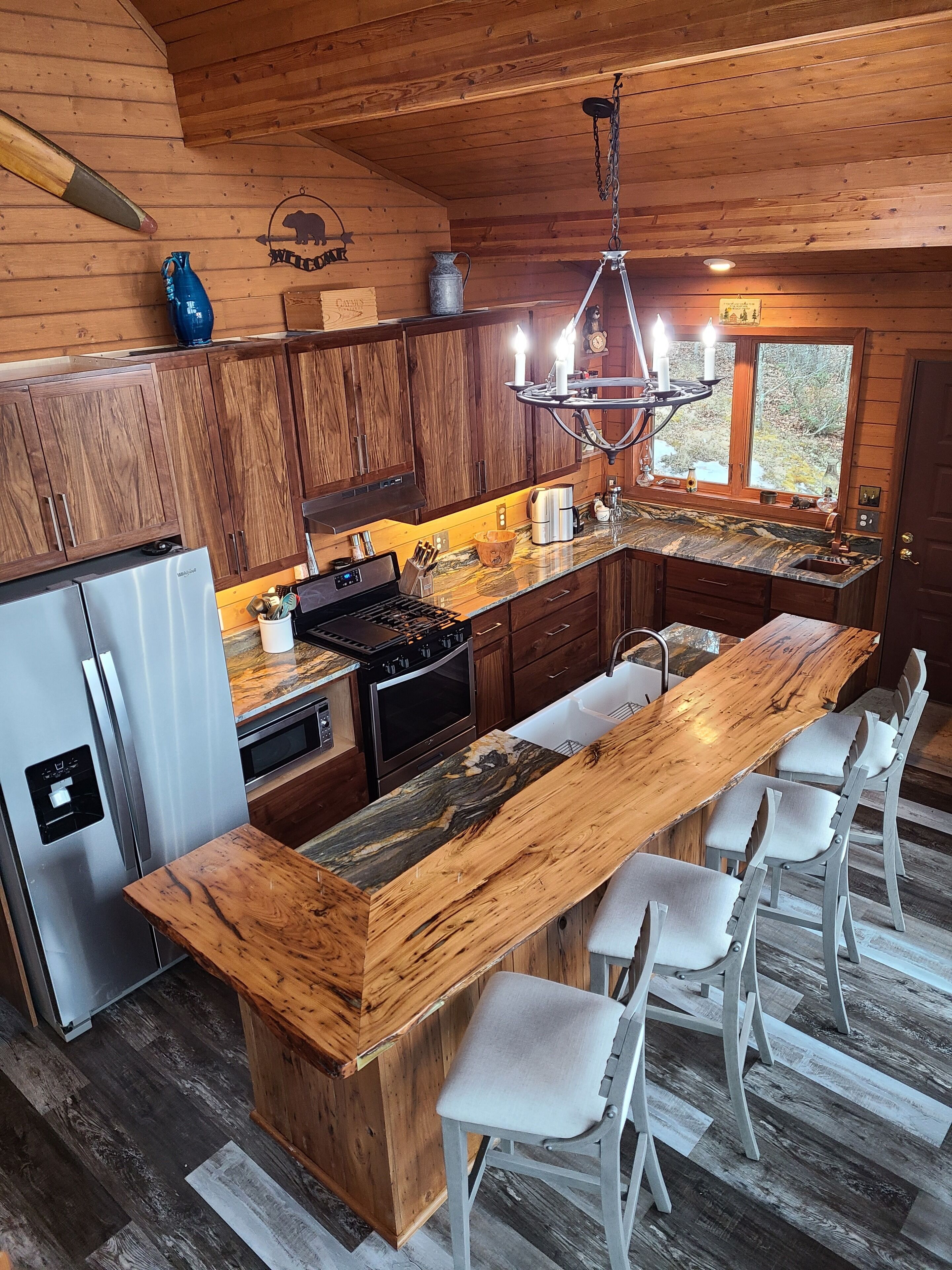 Majestic mountain views. Secluded. Just 15 Minutes from the Lake!