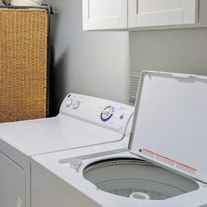 Interior - Perfect N. Seattle location, 2 bdrm, modern, clean, spacious, parking onsite (Seattle)