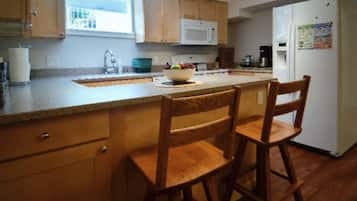 Coffee/tea maker, fridge, microwave, oven