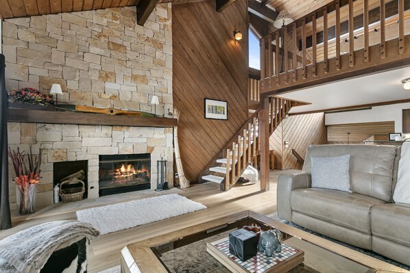 Smart TV, chimenea, reproductor de DVD y futbolito 