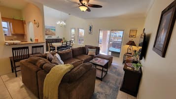 Smart-TV, DVD-Player, Bücher, Videothek