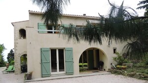 A two-story building with a gravel driveway, green shutters, and outdoor seating. - COTTAGE IN THE HEART OF THE COUNTRY CATHAR (Fanjeaux)