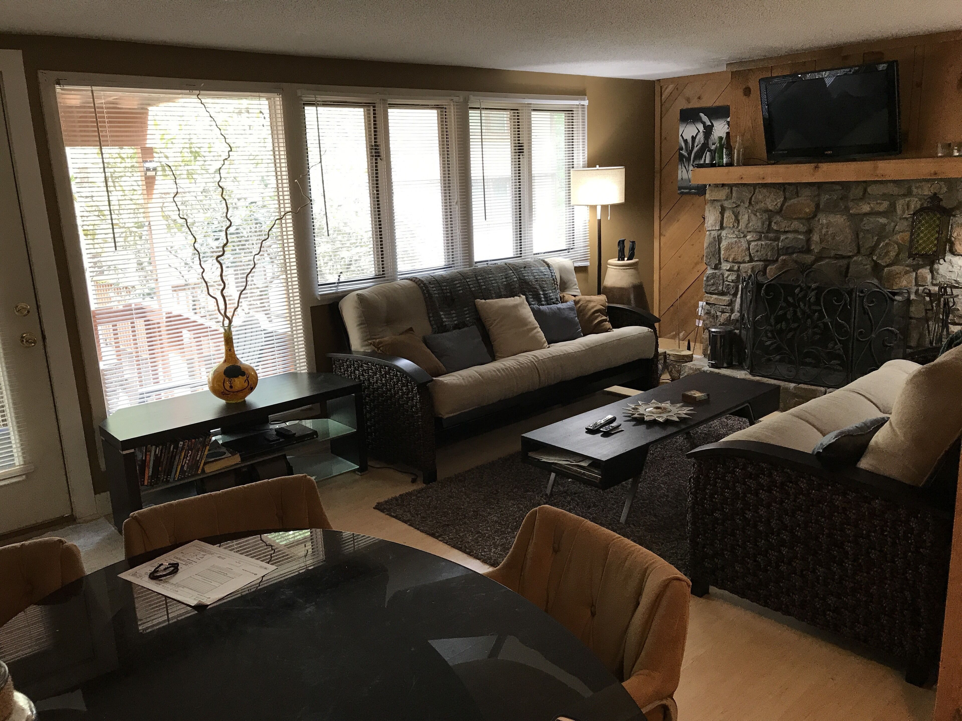 HALF MILE FROM RESORT COZY SLEEPS 4