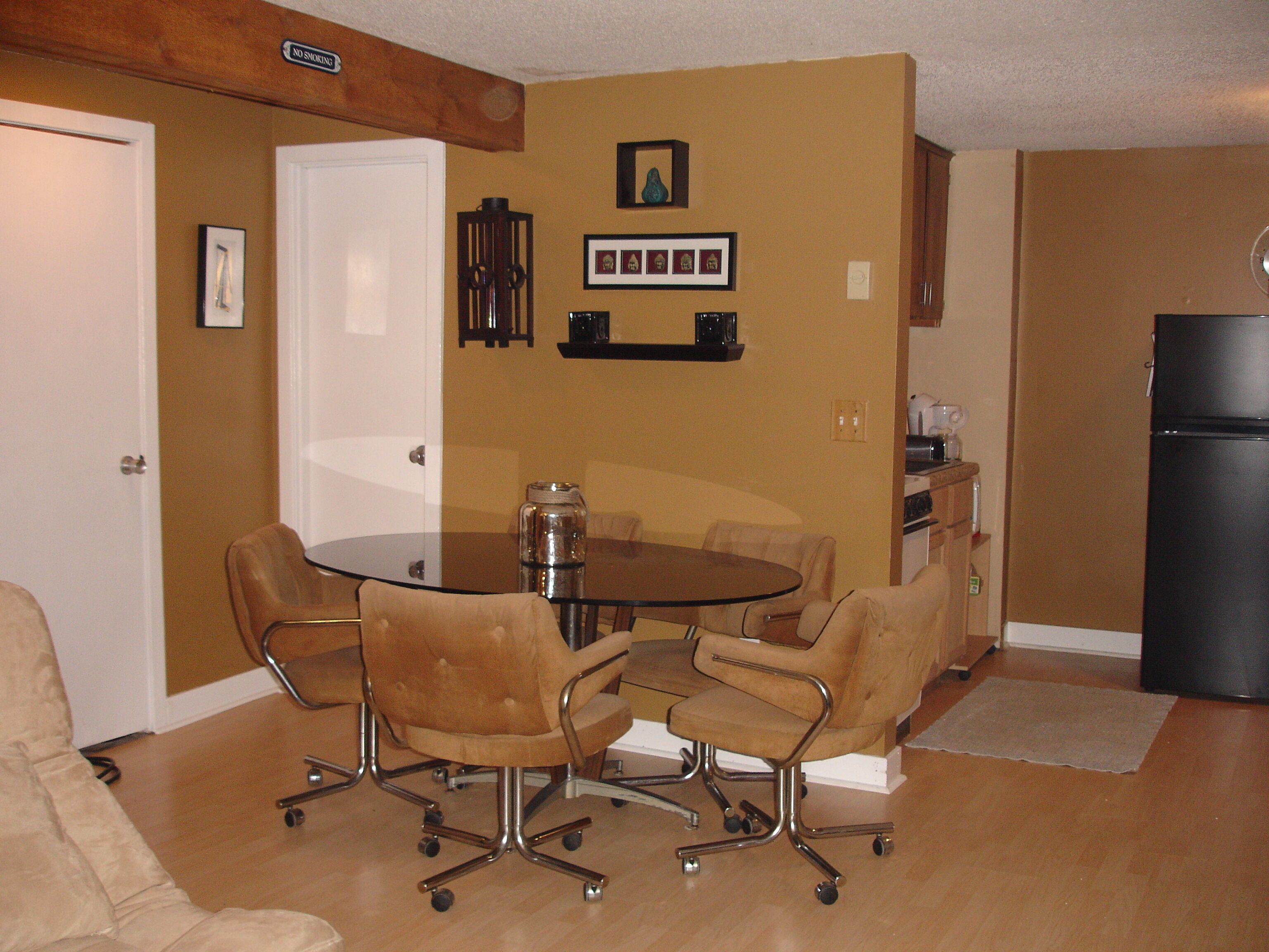 HALF MILE FROM RESORT COZY SLEEPS 4