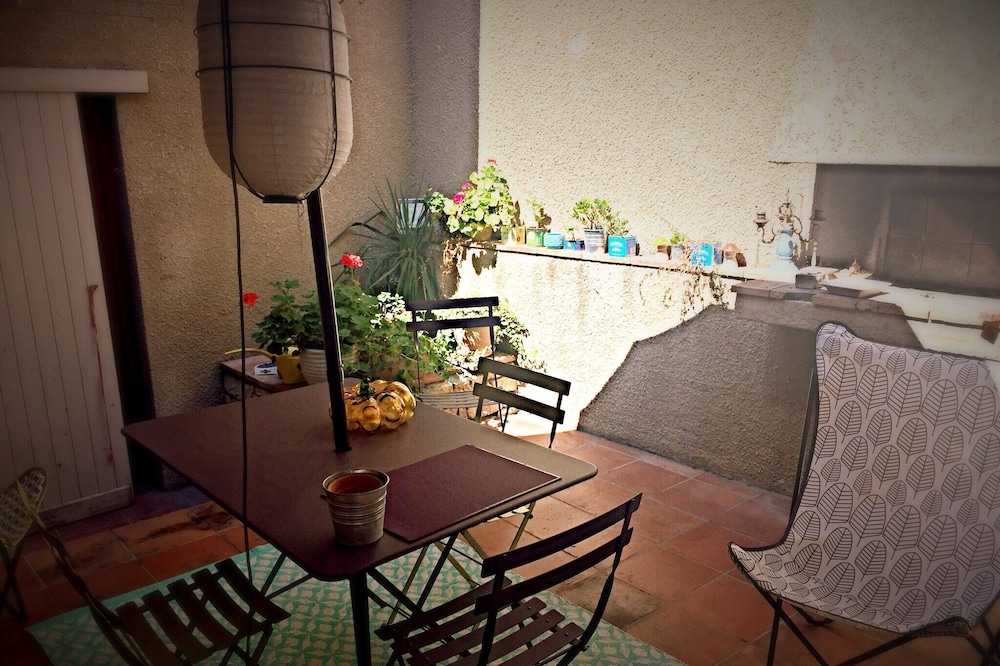 "The patio Maria" At the foot of the city, apartment with interior patio.