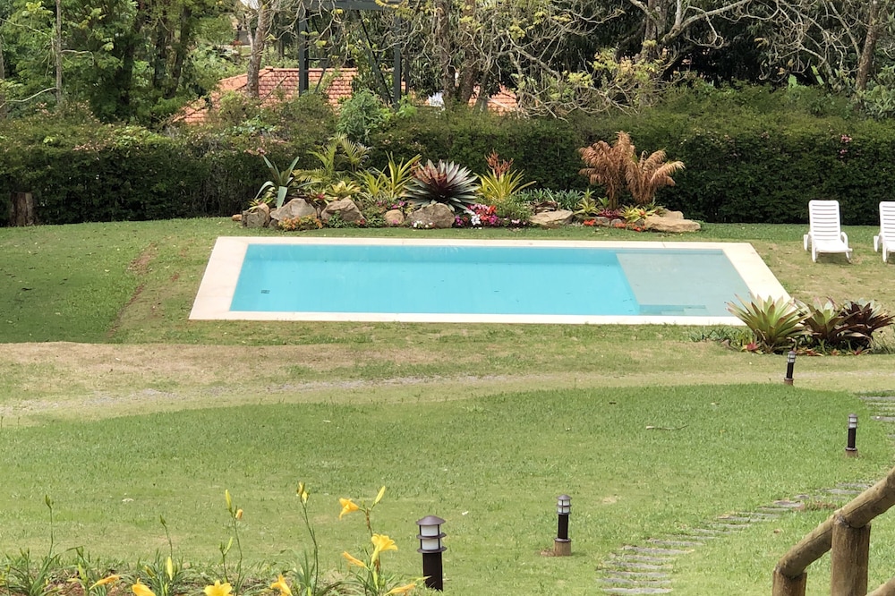 House w / 5 suites, swimming pool and barbecue, 250m from the Center of Vale das Videiras