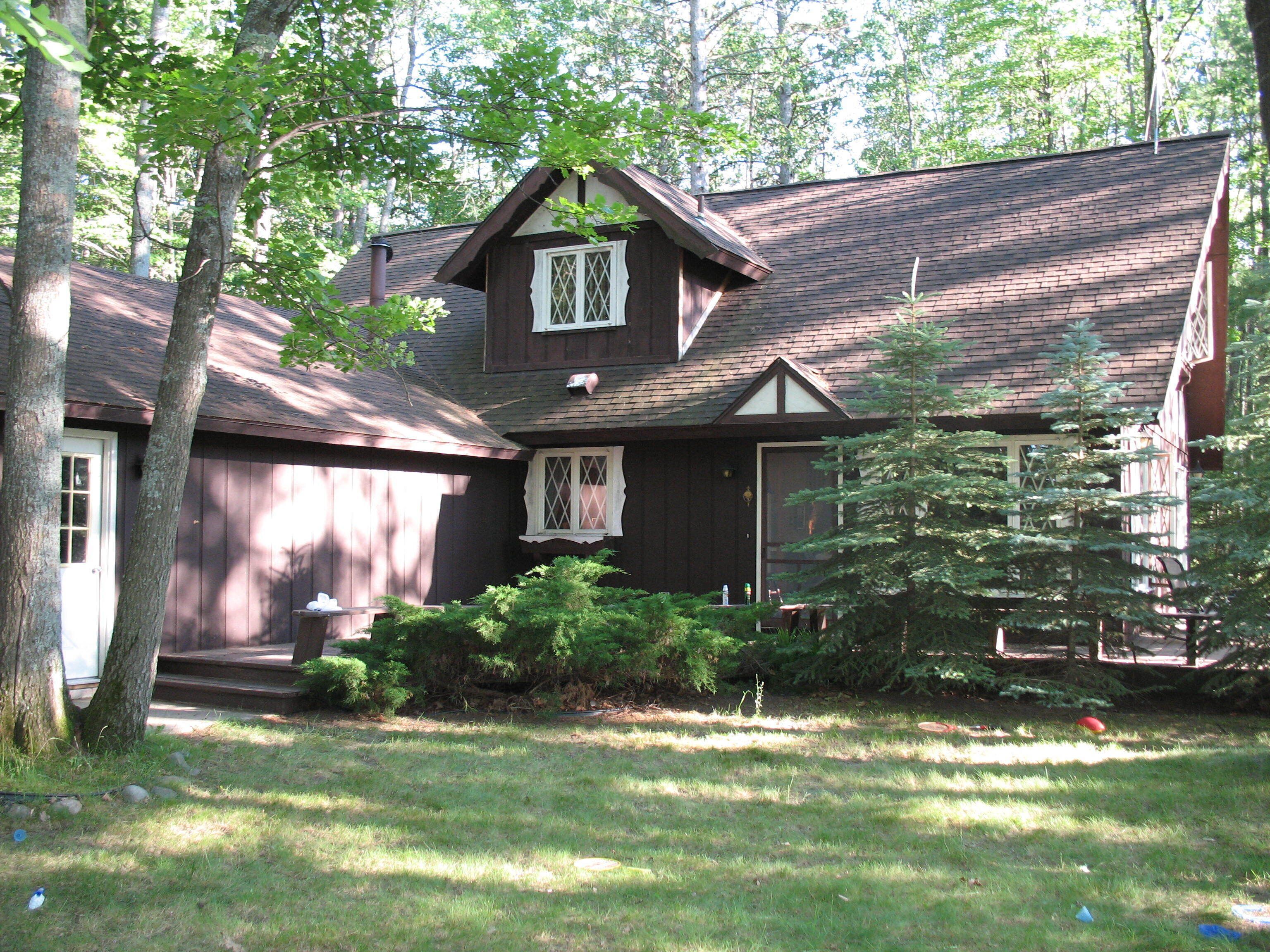 Beautiful Family Winter Ski Cottage. Located on a private lake.