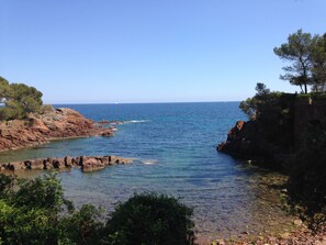 Beach nearby, sun-loungers - La Bastide, apartment with private pool near the Gulf of St Tropez (Fréjus)