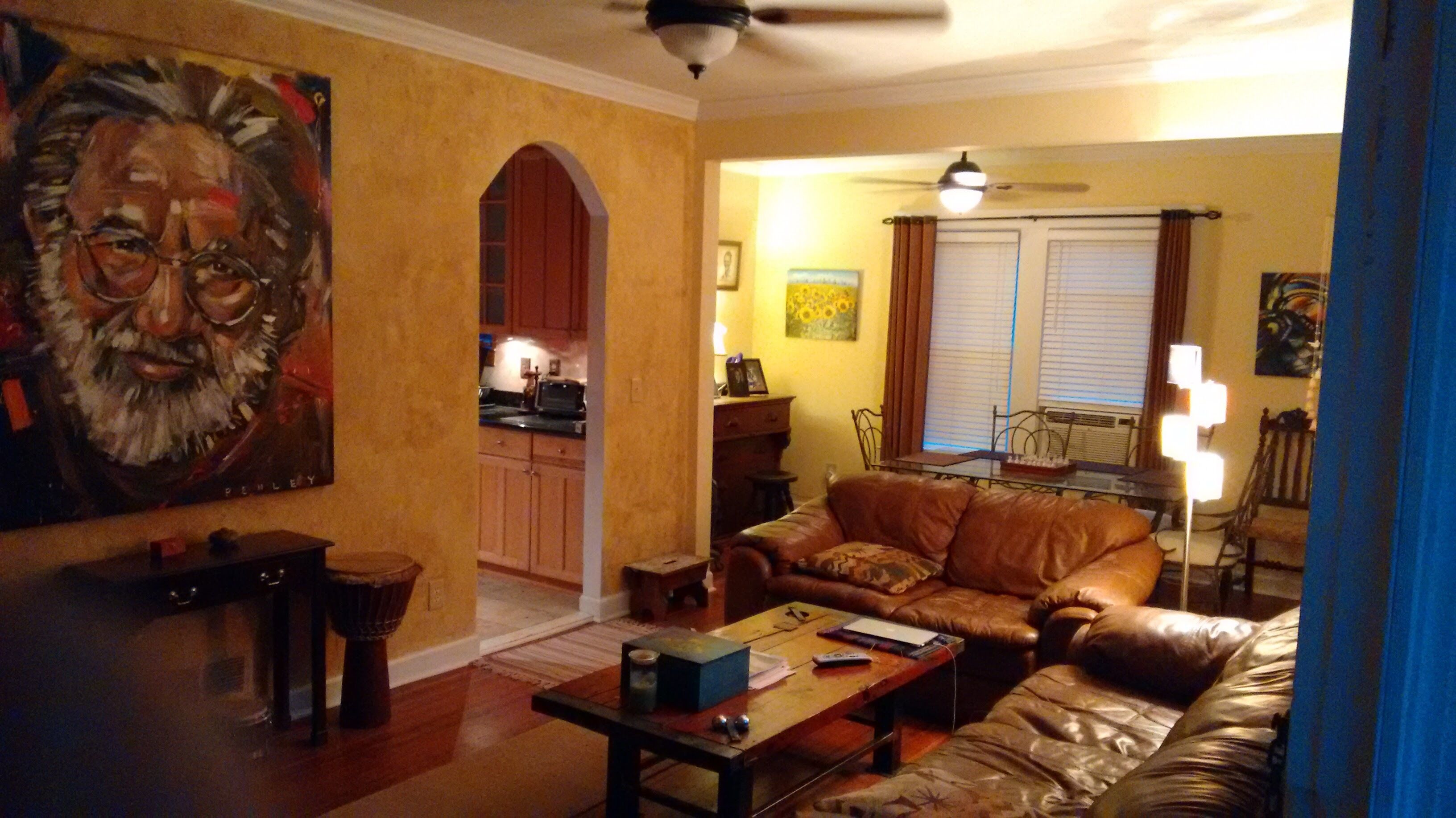 A Comfortable home Beautiful Quiet neighborhood Heart of Buckhead