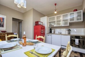 Refrigerador, microondas, horno y lavavajillas 
