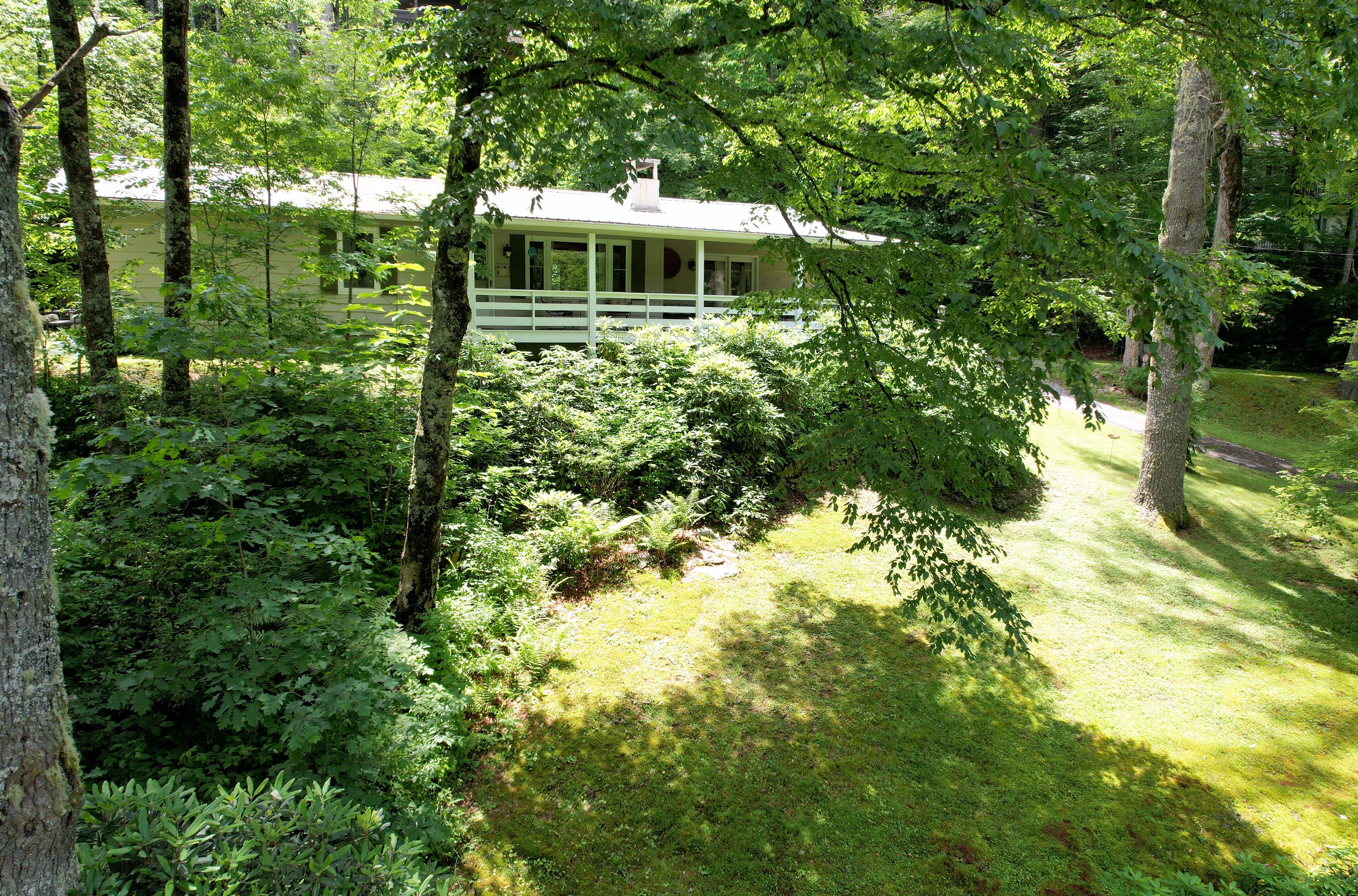 Moss Hill Cottage 2BR/2 bath mountain styled with comfort in mind