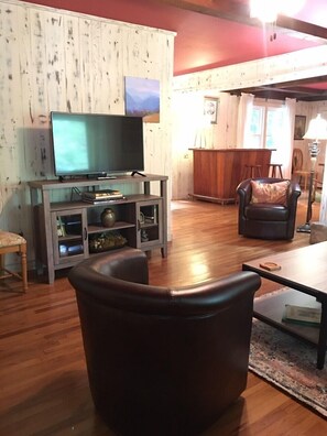 Télévision, cheminée, espaces bureaux